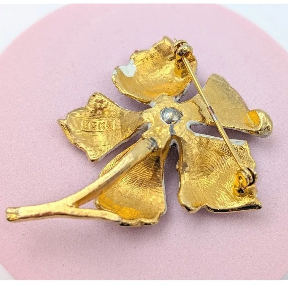 Vintage BSK White Enamel Flower Brooch Gold‎ Tone Yellow Rhinestone Botanical